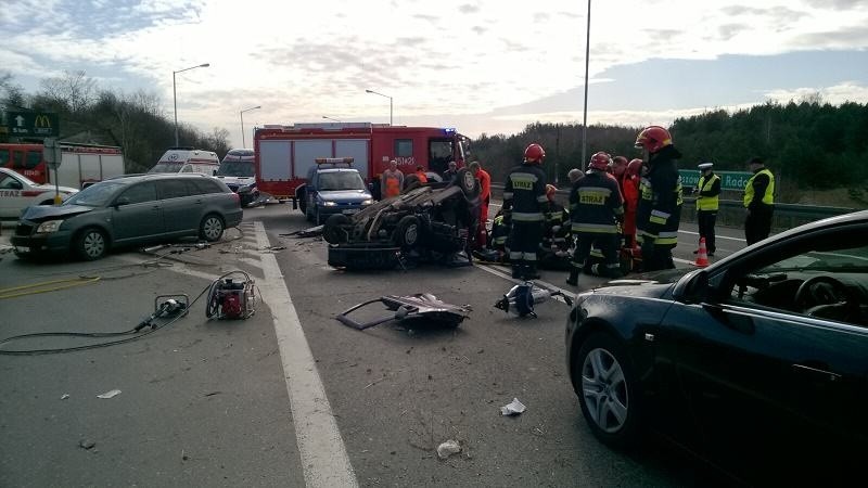 Zderzenie aut na krajowej "9" w gminie Kunów. Dwie osoby z ciężkimi obrażeniami