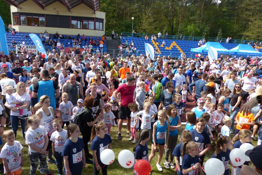 W biegach przed Piątką dla Bartka w Kielcach wystartowało 400 dzieci, najmłodszym towarzyszyli rodzice [DUŻO ZDJĘĆ]