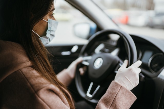Maseczki w samochodzie - czy i kiedy trzeba je nosić? Czy kierowca musi mieć zasłonięte usta i nos w samochodzie?