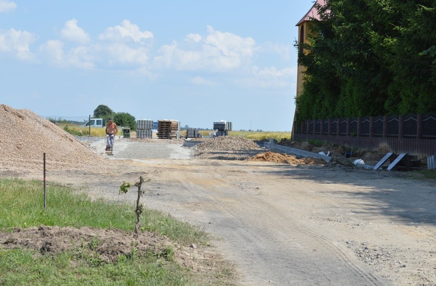 Prace budowlane postępują zgodnie z planem. Nowa droga i...