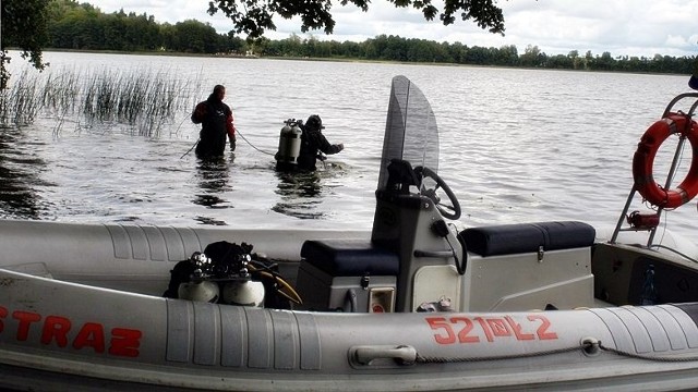 W środę przed godziną 15 płetwonurkowie wydobyli z jeziora zwłoki.