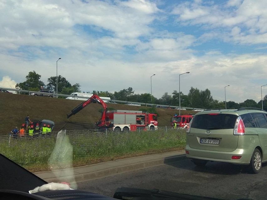 Wypadek na ul. Nowohuckiej w Krakowie. Samochód wpadł w poślizg i ściął latarnię