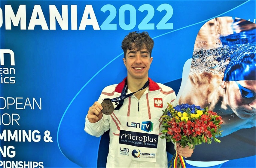 Michał Piela prezentuje brązowy medal zdobyty w wyścigu na...