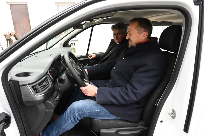 Dzienne Centrum Opieki w Wiśniówce zyskało nowy samochód dla osób niepełnosprawnych. To duże wsparcie dla potrzebujących