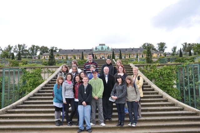 14 uczniów wraz z trzema opiekunami z Zespołu Szkół nr 1 w Zbąszyniu uczestniczyło w wycieczce do Michendorf. Na zdjęciu w tle pałac Sanssouci.