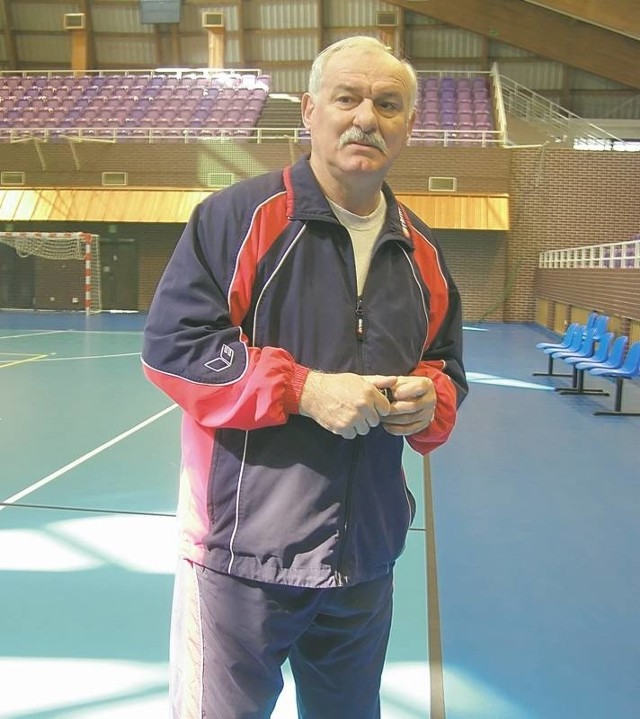 ZENON ŁAKOMY ma 58 lat, żonaty, trzy córki, w latach 1986-90 trener kadry Polski mężczyzn, 1990-2000 bundesliga. Ponadto pracował w Wiśle Płock, Chrobrym Głogów i Zagłębiu Lubin, od 2006 do 2009 r. prowadził kadrę kobiet