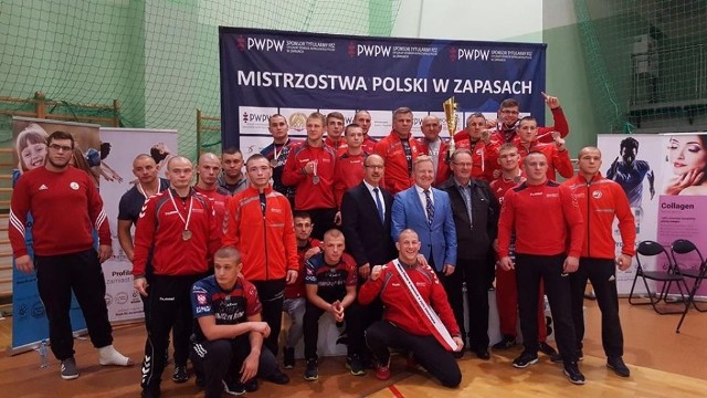 Zapaśnicy Olimpijczyka Radom zdobyli dziesięć medali podczas mistrzostw Polski seniorów w Raciborzu.