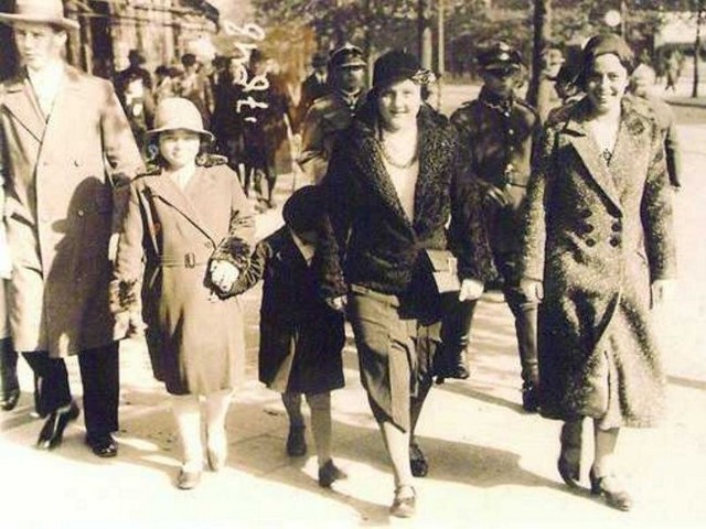 Rodzinny spacer ulica Gdańską - lata 20. Od lewej idą: Hania, brat Alfred, mama Elfrieda oraz kuzynka Inge.