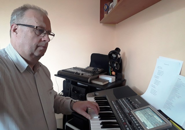 Wójt Krasocina Ireneusz Gliściński w swojej domowej pracowni muzycznej pracuje nad swoją trzecią autorską płytą, która ma się ukazać pod koniec czerwca.