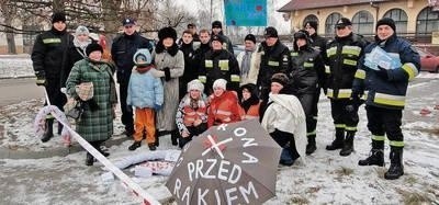 Uczestników happeningu nie odstraszył nawet srogi mróz Fot. Barbara Ciryt