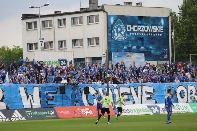 Mural przy stadionie Ruchu Chorzów.Zobacz kolejne zdjęcia. Przesuwaj zdjęcia w prawo - naciśnij strzałkę lub przycisk NASTĘPNE