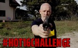 Hot 16 Challenge 2. Janusz Korwin Mikke z pistoletem i maczetą rapuje o socjalistach i PiS-ie [SŁOWA, wideo] 