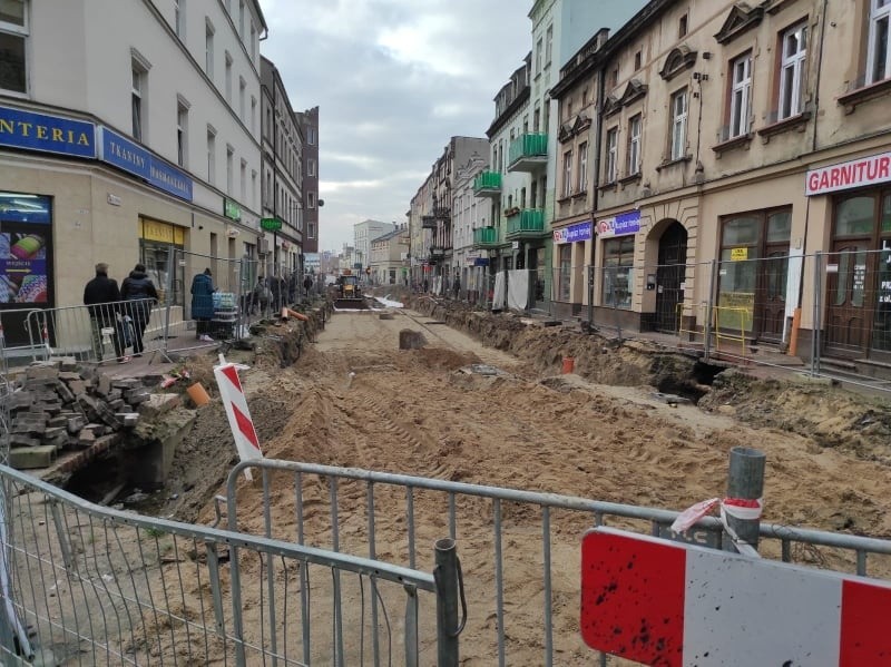 Ruch pieszych po remontowanym odcinku Toruńskiej w...