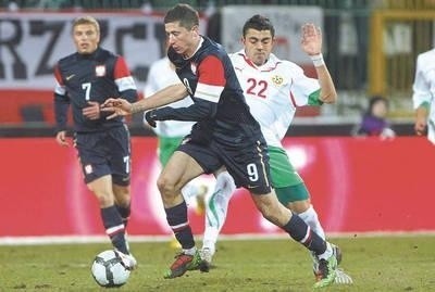 Strzelec drugiej bramki Robert Lewandowski (z piłką) i Bułgar Georgi Sarmow, w tle Maciej Iwański Fot. PAP/Bartłomiej Zborowski