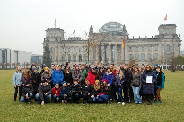 Uczestnicy wycieczki z Mąchocic Kapitulnych przed Reichstagiem w Berlinie - siedzibą niemieckiego Bundestagu.