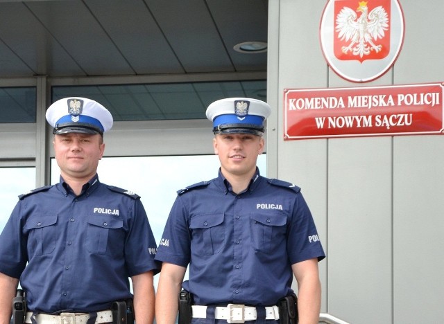 Sierż. szt. Krzysztof Drożdż (z lewej) służy w policji od 16 lat, a sierż. Damian Piszczyński od czterech