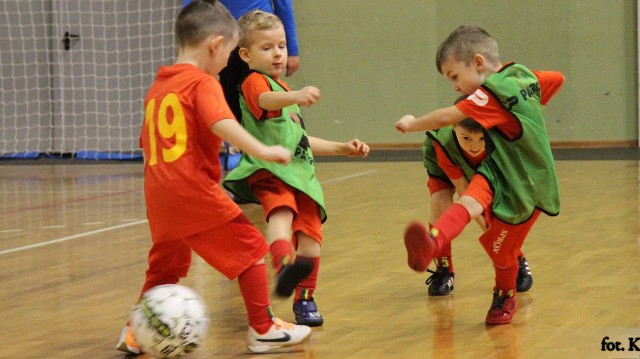 Kielecki Klub Piłkarski Korona zaprasza dzieci urodzone w 2015 i 2016 roku na zajęcia Żółto-Czerwonego Przedszkola.