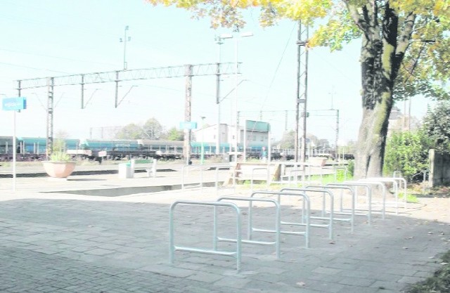Takie stojaki na rowery pojawią się do końca września na dziesięciu stacjach i przystankach kolejowych w Łodzi i regionie.