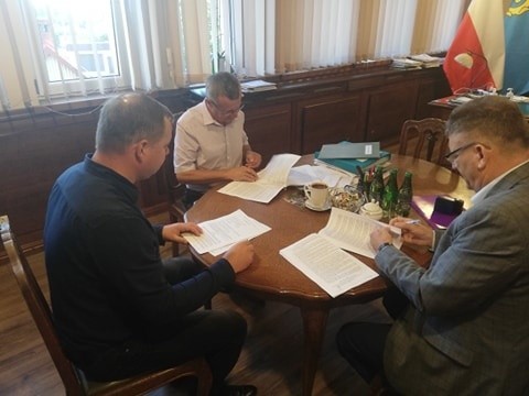Podpisanie umowy na przebudowę dróg w gminie Ciechocin