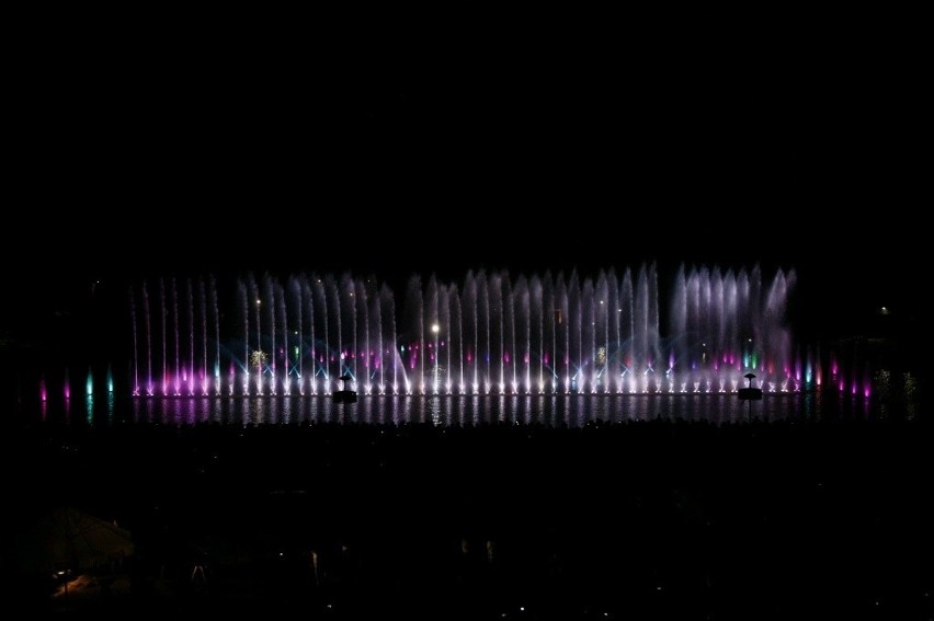 Wrocław: Trzy tysiące osób na pokazie fontanny multimedialnej (ZDJĘCIA, FILM)