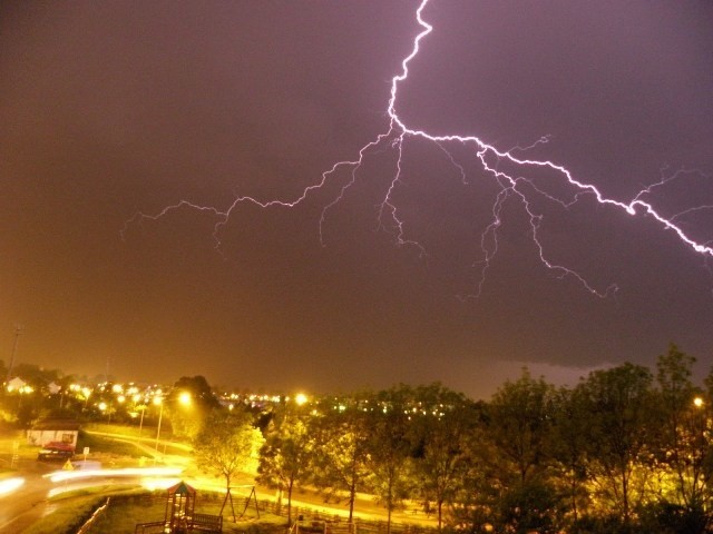 Zdjęcie rozbłysku błyskawicy nad Koszalinem zrobione  przez naszą Internautkę.