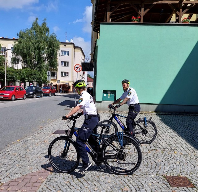 Patrole straży miejskiej na rowerach elektrycznych to nowość nad Olzą