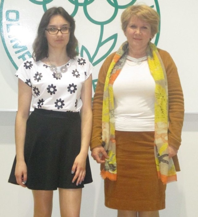(od lewej) Kinga Skrok, uczennica klasy drugiej w Liceum Ogólnokształcącym imienia Bartosza Głowackiego w Opatowie jest finalistką centralnego etapu olimpiady biologicznej. Do olimpiady przygotowywała się pod kierunkiem Ewy Basak, nauczycielki biologii.