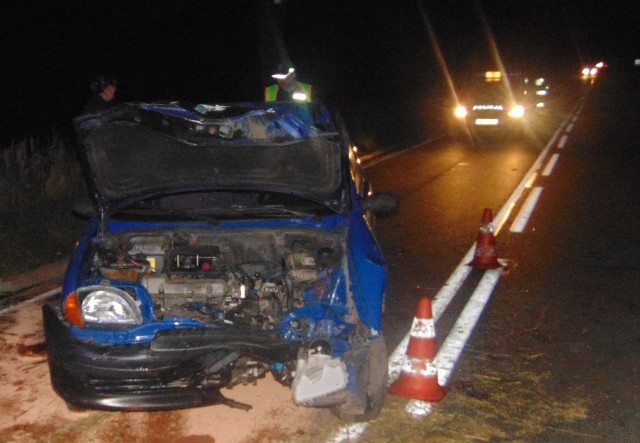 W piątek około godz. 21.00 na drodze krajowej między Piszem a Białą Piską doszło do wypadku drogowego. Samochód marki Fiat Seicento zderzył się z kombajnem rolniczym Bizon.