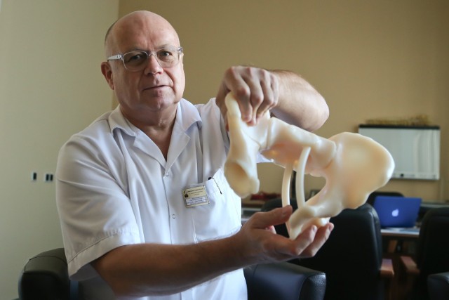Prof. Szymon Dragan pokazuje model wydrukowany drukarką 3D