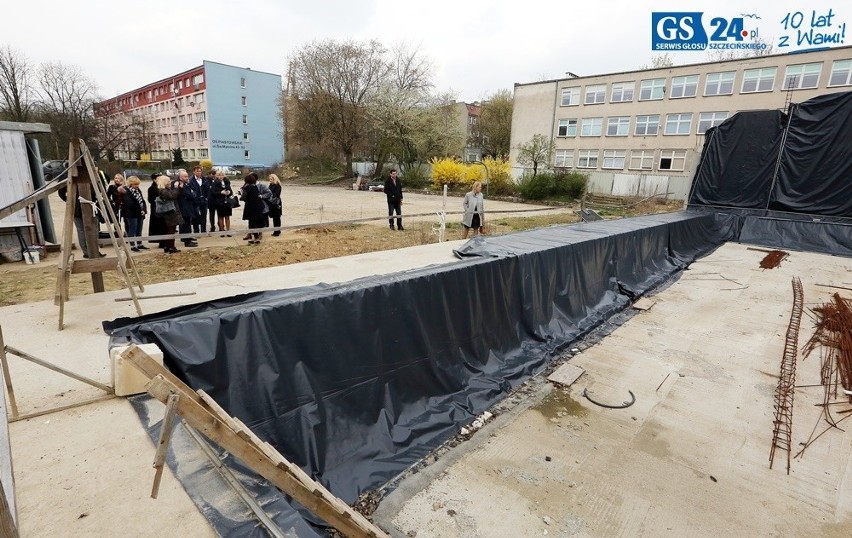 Rozgrzebany basen w PS 10 w Szczecinie czeka na wykonawcę