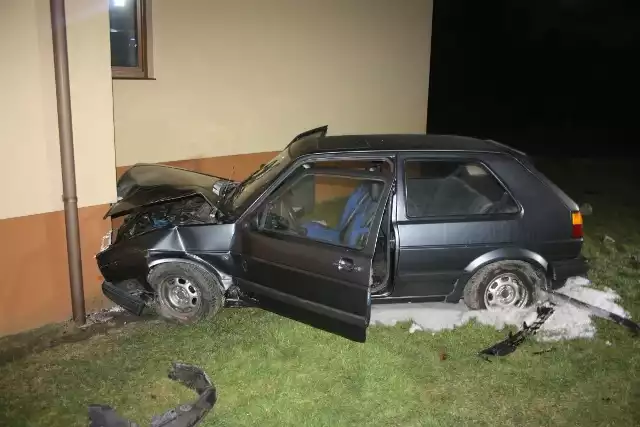 Złotniki Kujawskie. Kierowca bez prawa jazdy uderzył w dom