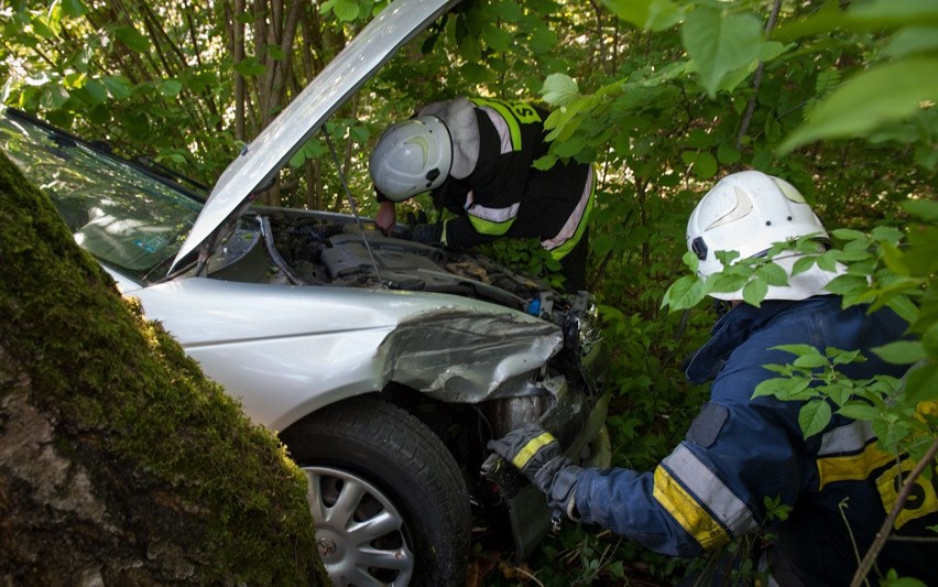 Volkswagen tiguan zderzył się z toyotą avensis na zjeździe...