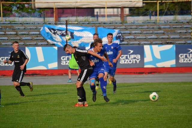 Zespół GKS-u Drwinia (w czarnych strojach) w nadchodzącym sezonie nadal będzie rywalizował w IV lidze.