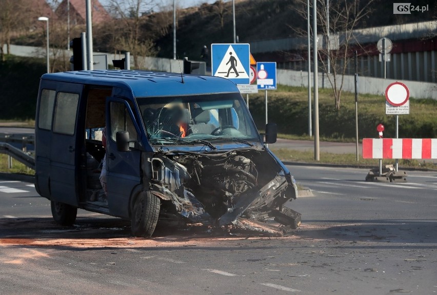 Kolizja na ul. Krygiera w Szczecinie. Bus zderzył się z mercedesem. Zobacz zdjęcia