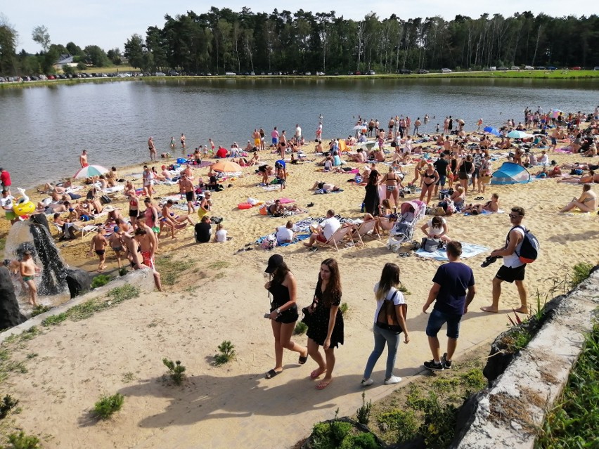 W Rybakówce tłumy jak nad Bałtykiem. Na plażę i pod palmy...