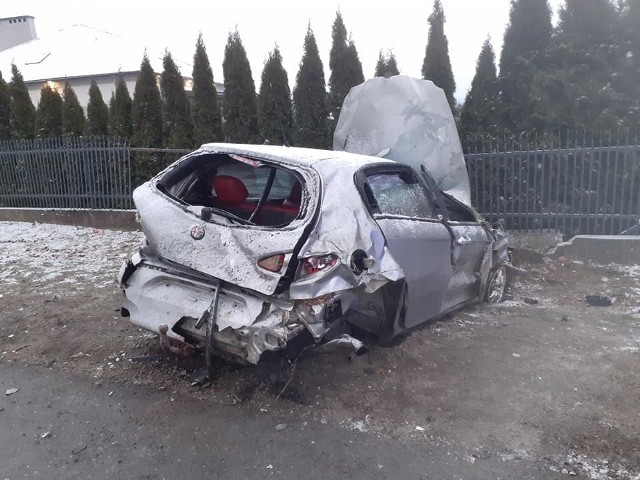 Do zdarzenia doszło w sobotę o godz. 3 na ul. Kraszewskiego w Pilźnie w pow. dębickim. Wstępnie ustalono, że samochód marki Alfa Romeo koziołkował i uderzył w ogrodzenie posesji. Do szpitala zabrano 19-latkę z pow. ropczycko-sędziszowskiego i 20-letniego mężczyznę z pow. dębickiego. Policjanci ustalają okoliczności zdarzenia oraz kto kierował autem. Aktualizacja19-latka zmarła po popołudniu w szpitalu.