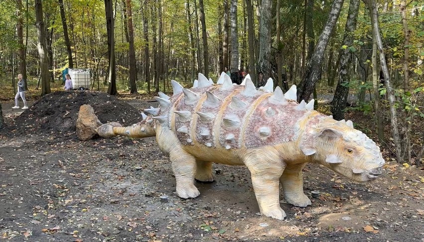 Dinozaury w Parku im. Jacka Kuronia w Sosnowcu.