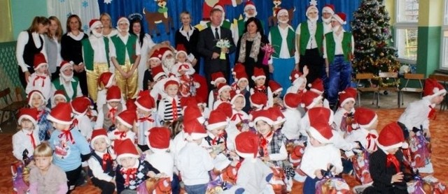  Dzieciaki z Przedszkola w Rudkach, były zachwycone wizytą Mikołaja. Wszystkie założyły charakterystyczne czerwone czapeczki.