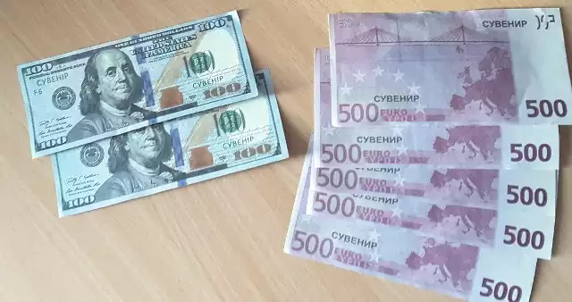 Podczas kontroli granicznej Ukraińcy okazali zabawkowe banknoty dolarowe i euro.