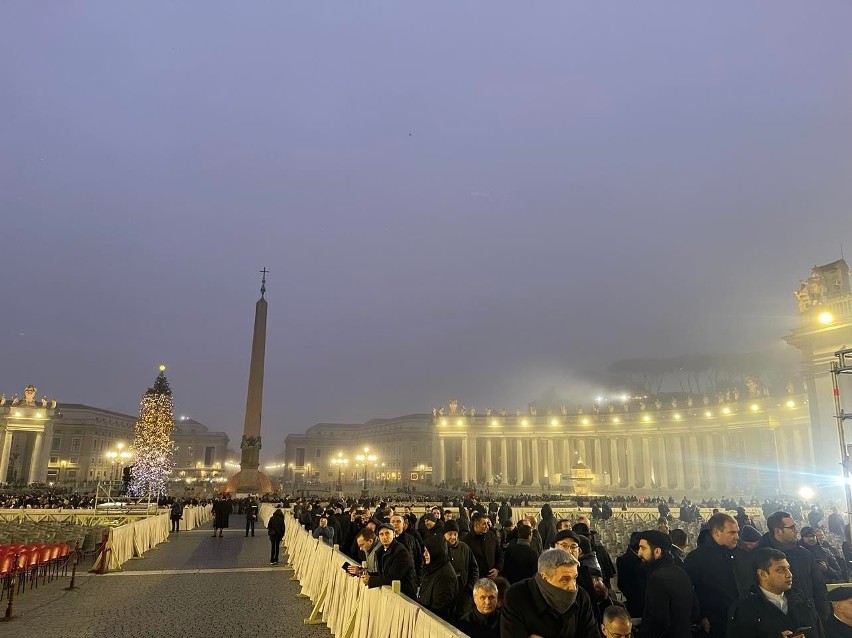 Wierni z Diecezji Radomskiej w Watykanie oddają hołd zmarłemu papieżowi Benedyktowi XVI