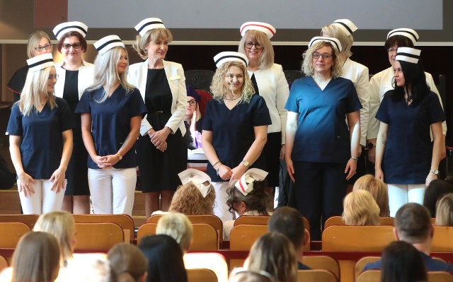 Absolwenci pielęgniarstwa na Pomorskim Uniwersytecie Medycznym w Szczecinie odebrali dyplomy ukończenia studiów