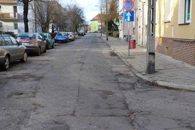 Ulice Kołłątaja i Kupiecka w Nowej Soli doczekają się remontuZniszczone ulice doczekają się w końcu przebudowy. Termin otwarcia ofert w przetargu został wyznaczony na 11 kwietnia, a termin zakończenia prac na koniec sierpnia bieżącego roku.