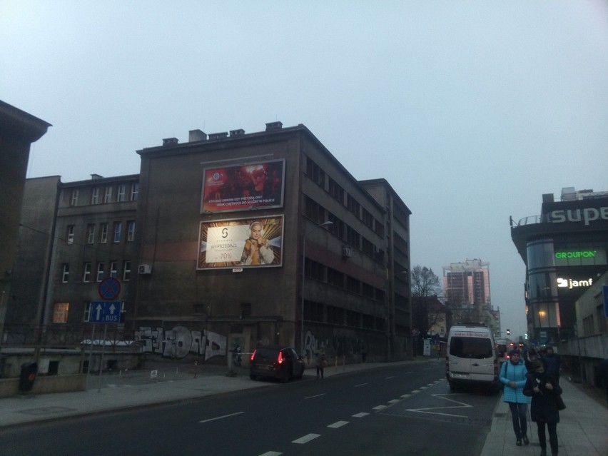 Pseudokibice na billboardzie w ramach kampanii policyjnych...