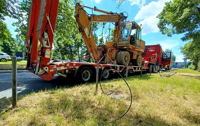 W wyniku zdarzenia złamane zostały drewniane słupy, zerwane przewody, uszkodzone znaki drogowe i metalowe słupki przy jezdni. Szczęśliwie w tym czasie chodnikiem nie przechodził żaden pieszy