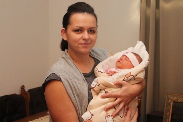 Julia Rudnicka, córka Anety i Krzysztofa urodziła się 1 stycznia o godzinie 10.10. Mierzyła 60 cm, ważyła 3960 g. Na zdjęciu z mamą