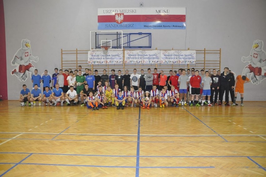 Feryjny turniej halowej piłki nożnej w hali widowiskowo-sportowej w Sandomierzu. Zagrało 11 drużyn (ZDJĘCIA)