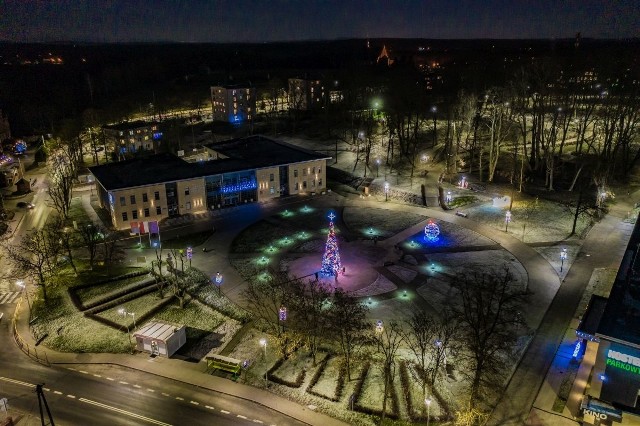 Choć Święta Bożego Narodzenia już za nami, cudowny, świąteczny klimat nadal unosi się nad Morawicą. To między innymi zasługa iluminacji, które zdobią miasto. Pięknie i wyjątkowo prezentują się zwłaszcza na niesamowitych zdjęciach z drona autorstwa Sławomira Rakowskiego.ZOBACZ WIĘCEJ ZDJĘĆ NA KOLEJNYCH SLAJDACH>>>