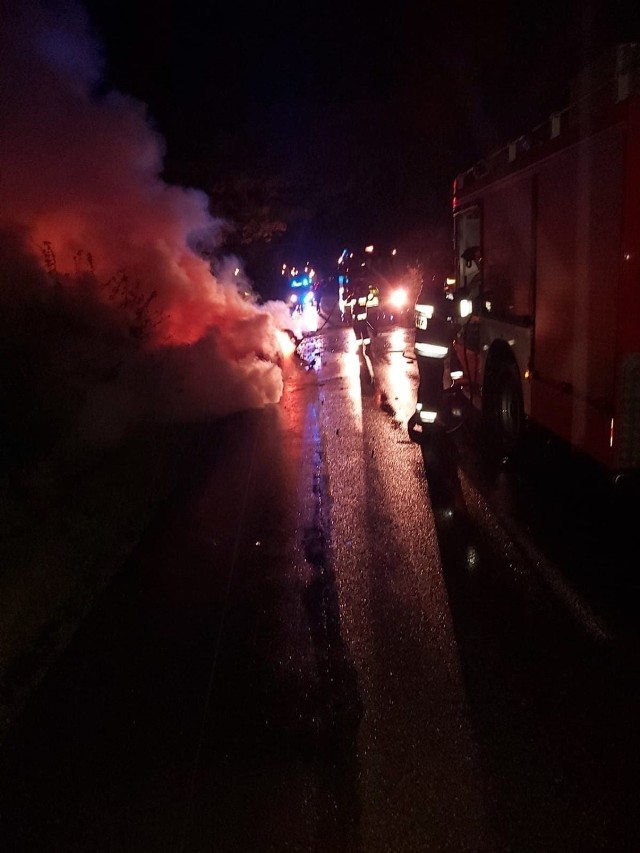 Wypadek na drodze z Połczyna do Celbowa. Samochód uderzył w drzewo, po czym stanął w płomieniach. Auto całkowicie spłonęło! 29.09.2019