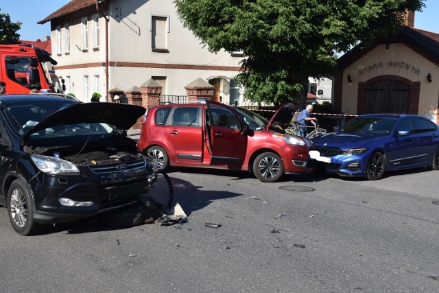 Do zderzenia trzech samochodów osobowych doszło w piątek po południu w Pleszewie na skrzyżowaniu ulic: Podgórnej, Bolesława Krzywoustego i Krótkiej. W wyniku wypadku jedna osoba trafiła do szpitala.Czytaj dalej -->