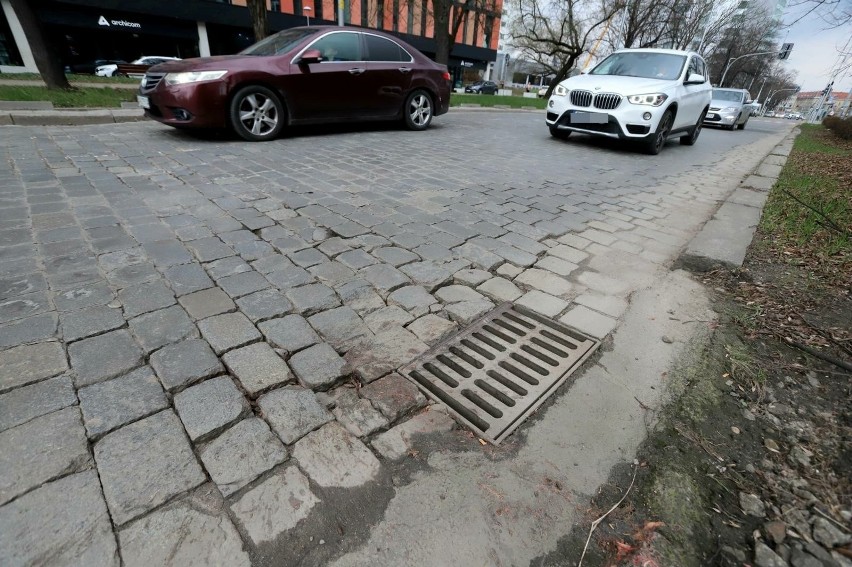 Dziury na ulicy Powstańców Śląskich dają się we znaki...